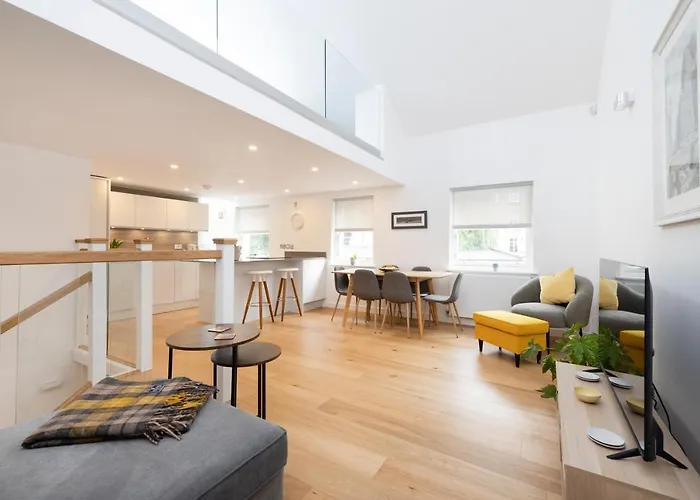 Edinburgh Modern 3-Storey 3-Bedroom City Apartment