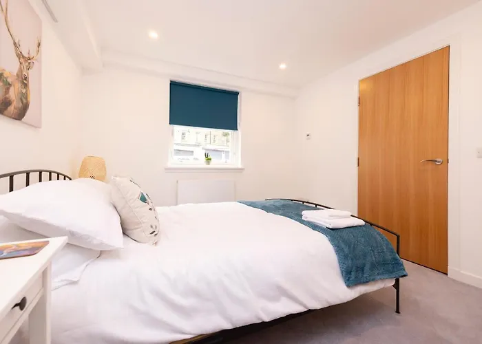 Edinburgh Modern 3-Storey 3-Bedroom City Apartment