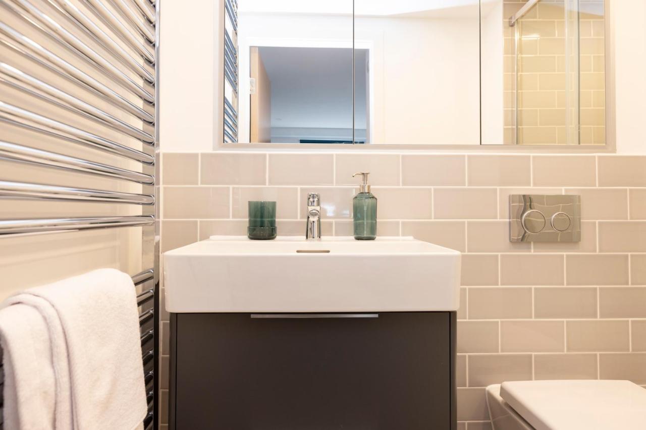 Modern 3-storey 3-bedroom Edimburgo