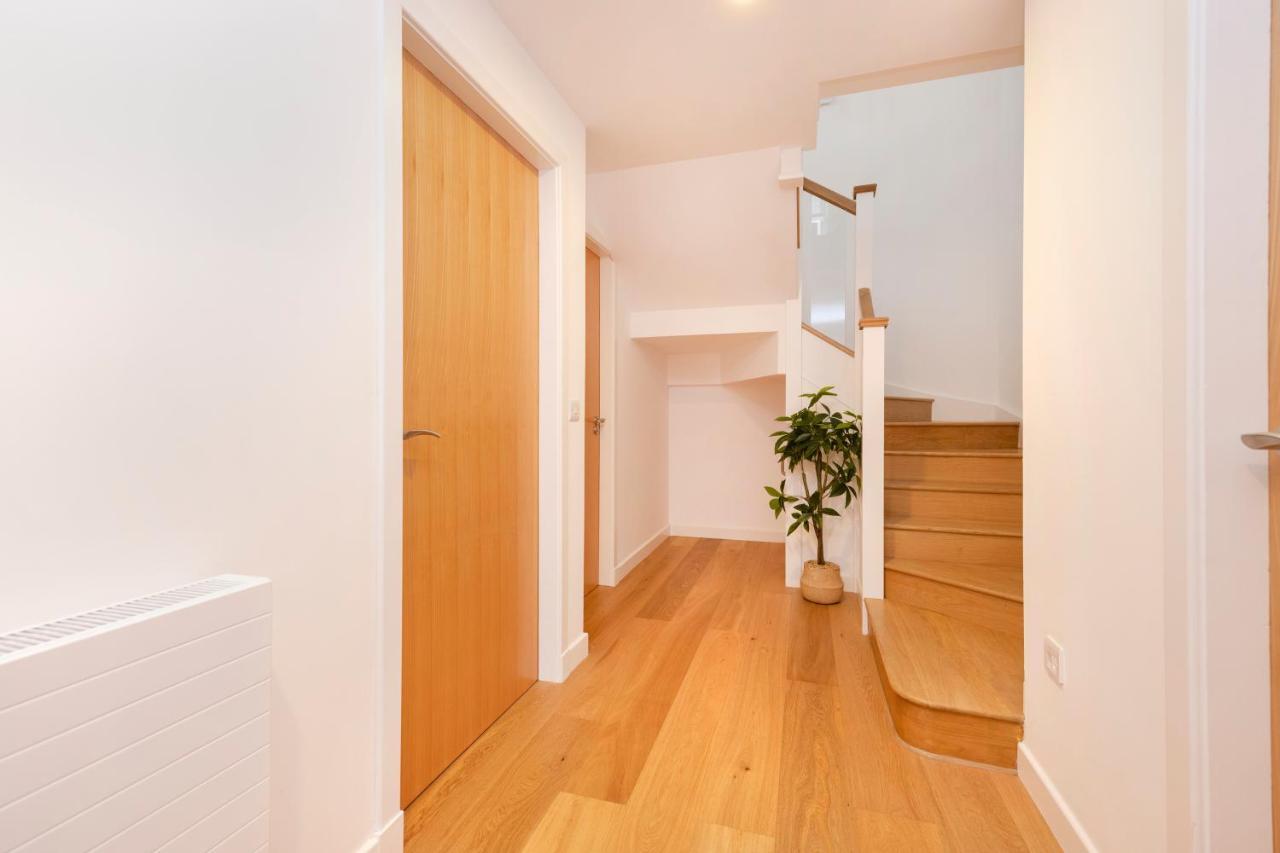 Modern 3-storey 3-bedroom Edimburgo