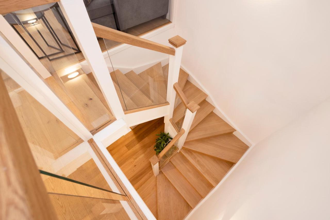 Modern 3-storey 3-bedroom Apartamento *